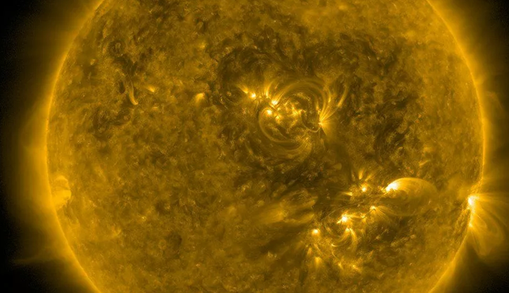 Báo động nguồn sản sinh hạt cực nguy hiểm trên Mặt trời - 1