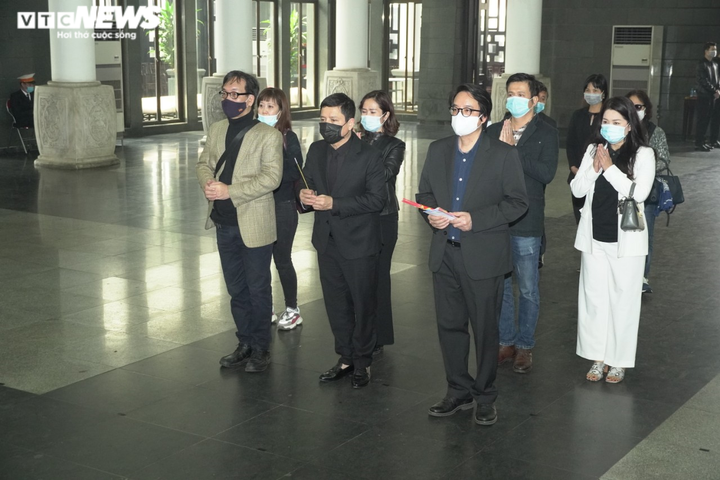 Diễn viên Công Lý, Thu Hà tiễn đưa NSND Trần Hạnh về nơi an nghỉ - 7