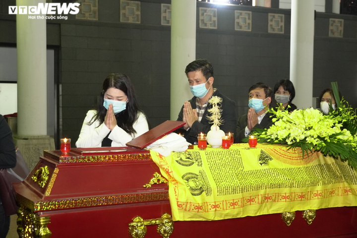 Diễn viên Công Lý, Thu Hà tiễn đưa NSND Trần Hạnh về nơi an nghỉ - 8