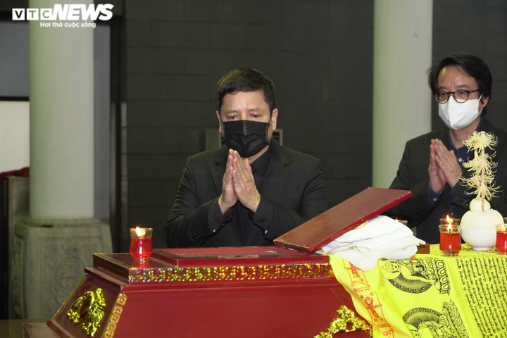 Diễn viên Công Lý, Thu Hà tiễn đưa NSND Trần Hạnh về nơi an nghỉ - 9