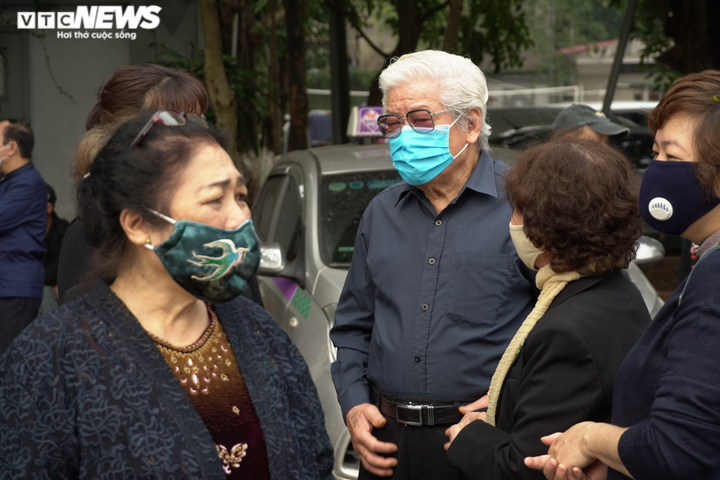 Diễn viên Công Lý, Thu Hà tiễn đưa NSND Trần Hạnh về nơi an nghỉ - 18