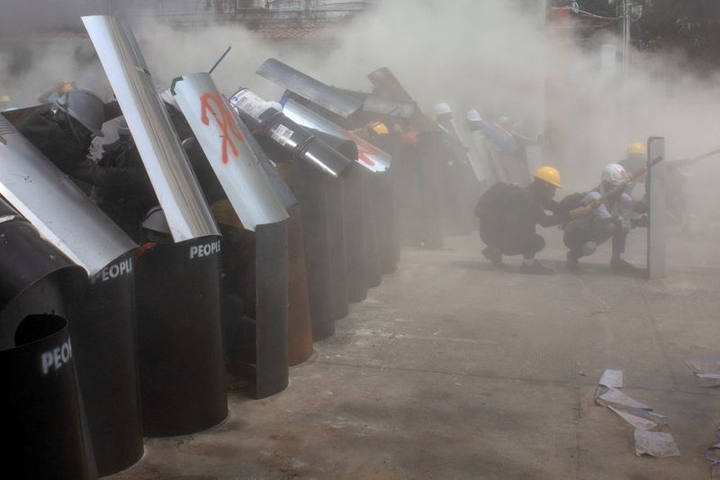 Lực lượng an ninh Myanmar dùng hơi cay, lựu đạn gây choáng giải tán biểu tình - 1