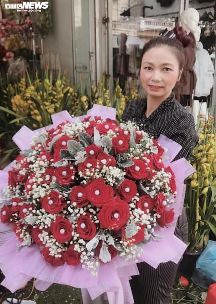 Hà Nội: Sát 8/3, hoa nội đắt gấp đôi, hoa ngoại giá trên trời vẫn cháy hàng - 4