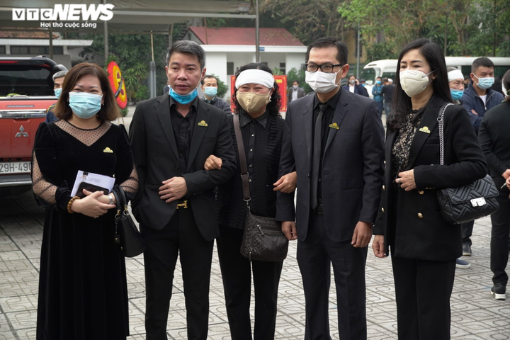 Diễn viên Công Lý, Thu Hà tiễn đưa NSND Trần Hạnh về nơi an nghỉ - 14