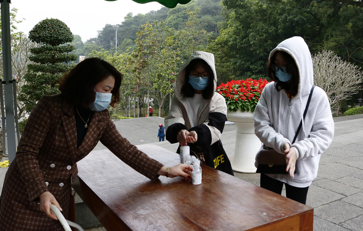 Chuẩn bị phòng dịch tốt, di tích mở cửa đón khách - 1