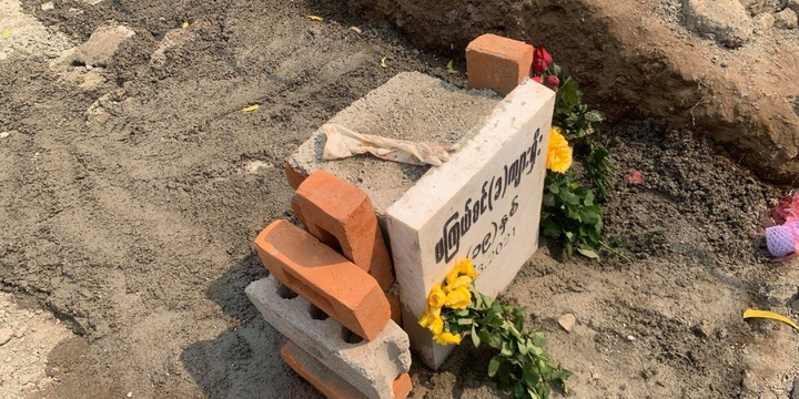 Khai quật giữa đêm mộ cô gái 19 tuổi bị bắn chết trong biểu tình Myanmar? - 1