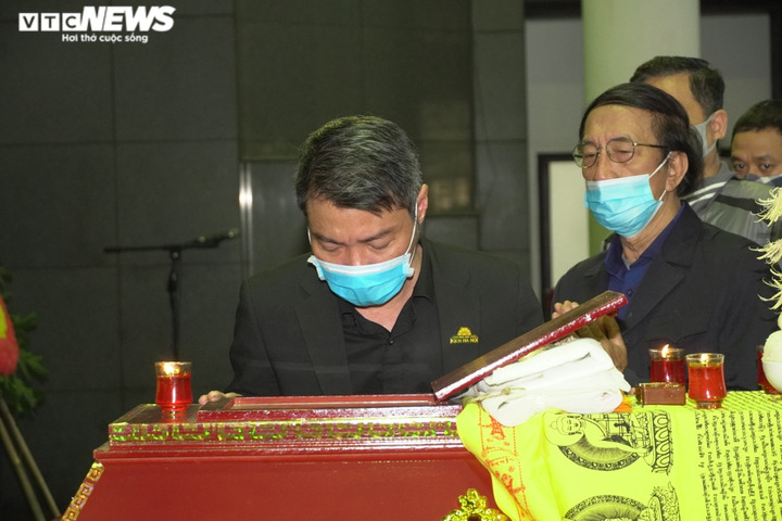 Diễn viên Công Lý, Thu Hà tiễn đưa NSND Trần Hạnh về nơi an nghỉ - 5