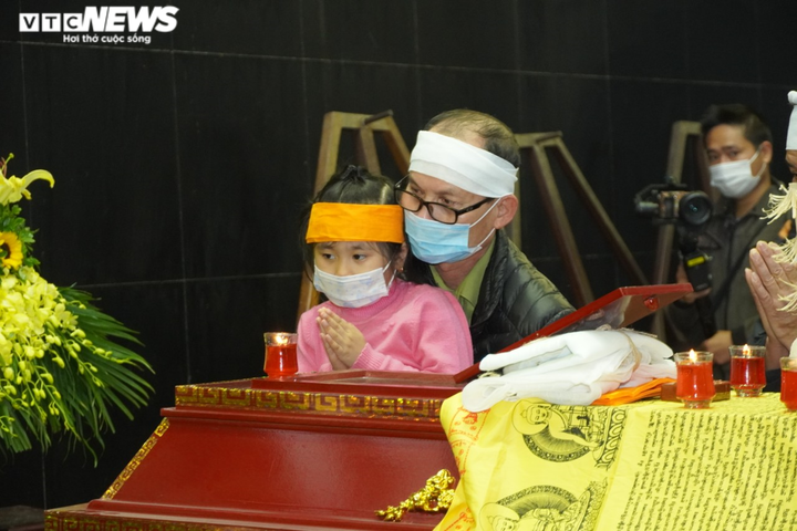 Diễn viên Công Lý, Thu Hà tiễn đưa NSND Trần Hạnh về nơi an nghỉ - 2