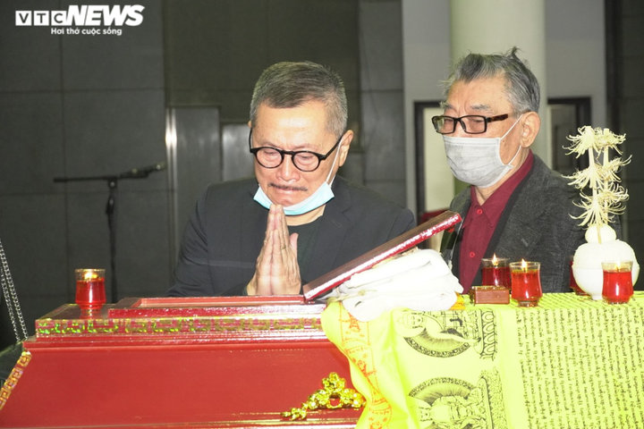 Diễn viên Công Lý, Thu Hà tiễn đưa NSND Trần Hạnh về nơi an nghỉ - 11