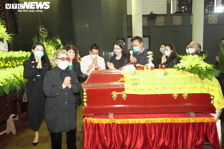 Diễn viên Công Lý, Thu Hà tiễn đưa NSND Trần Hạnh về nơi an nghỉ - 12