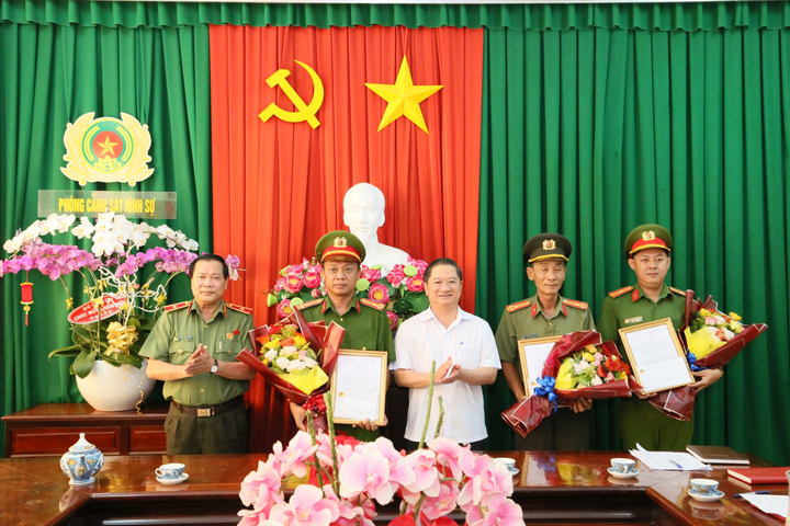 Thưởng nóng cho lực lượng phá nhanh vụ án hỗn chiến, nổ súng ở Cần Thơ - 1