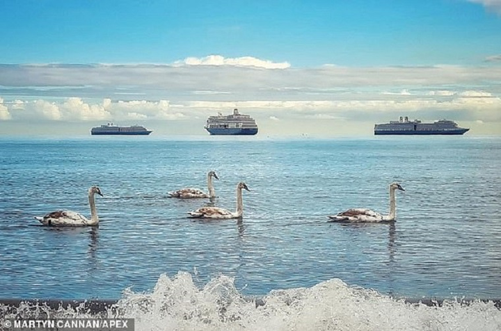 'Thuyền ma' bay lơ lửng xuất hiện khắp nước Anh, dân hoang mang - 1