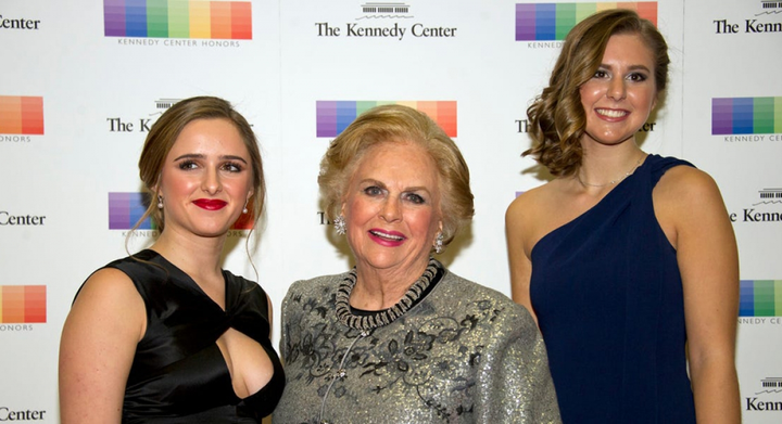 Hé lộ khối tài sản 'khủng' của 5 gia tộc giàu nhất nước Mỹ - 4