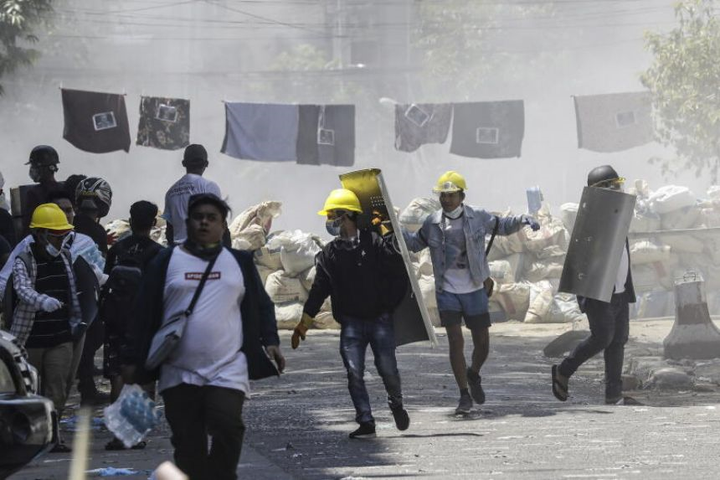 Chính biến Myanmar: Một quan chức thiệt mạng, cảnh sát bị tố dùng bạo lực - 2