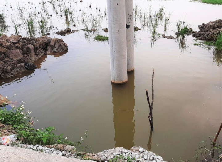 Hai anh em chết thương tâm dưới hố chôn cột điện thi công dang dở - 1