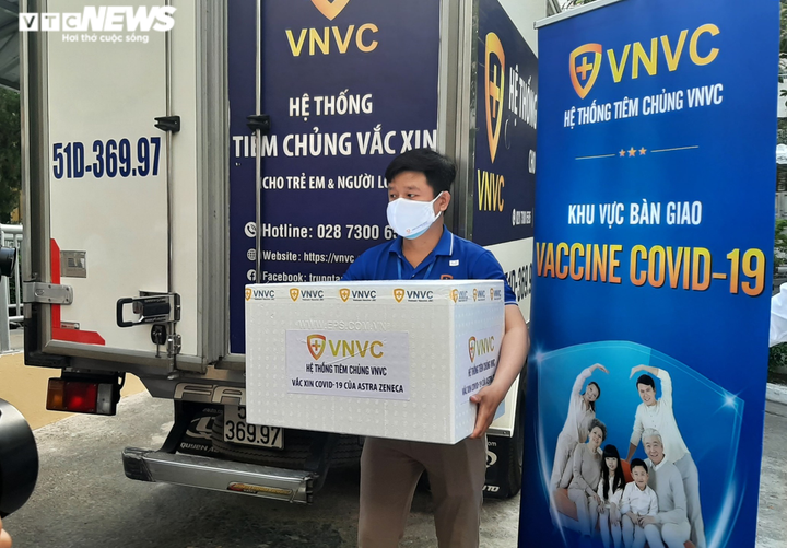 Những liều vaccine COVID-19 đầu tiên cập bến Bệnh viện Bệnh Nhiệt đới TP.HCM - 1