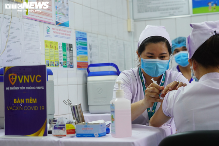 Theo dõi 14 ngày sau tiêm chủng vaccine COVID-19 - 1