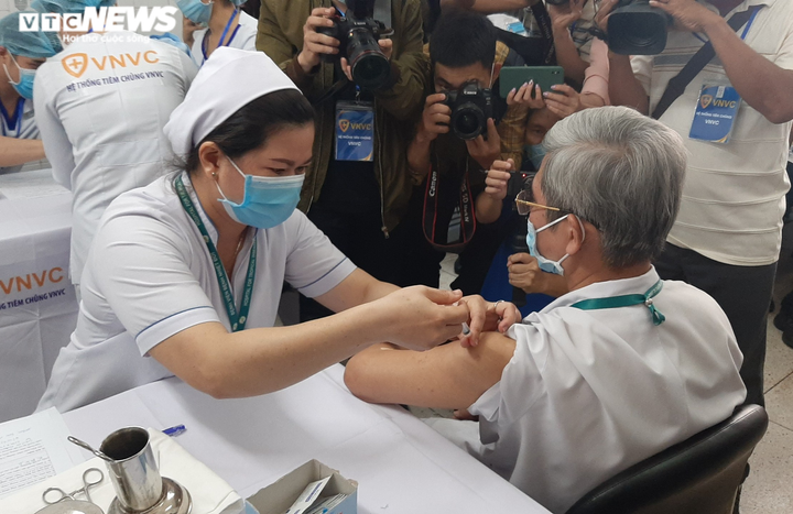 Ảnh: Ngày tiêm vaccine COVID-19 đầu tiên tại TP.HCM - 2