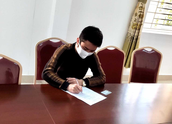 Gọi 3 'tay vịn' đến phục vụ ở quán karaoke, chủ quán bị phạt 15 triệu đồng - 1