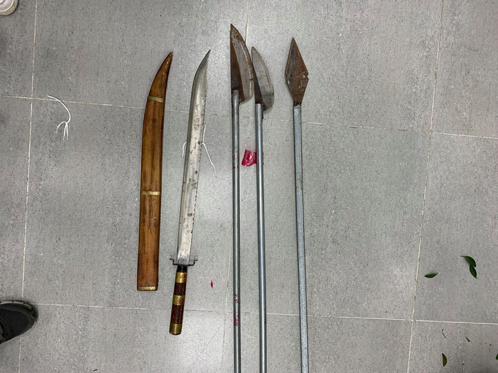 Khởi tố 17 thanh thiếu niên chém nhầm người đi đường ở Hà Nội - 2