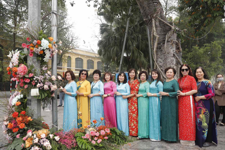 Hơn 100 cột đèn 'nở hoa' giữa trung tâm Hà Nội - 2