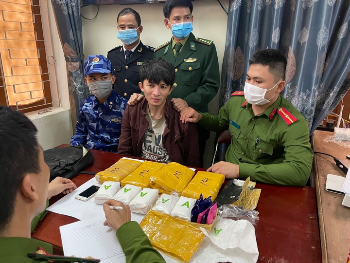 Bắt kẻ vận chuyển 30.000 viên hồng phiến - 1