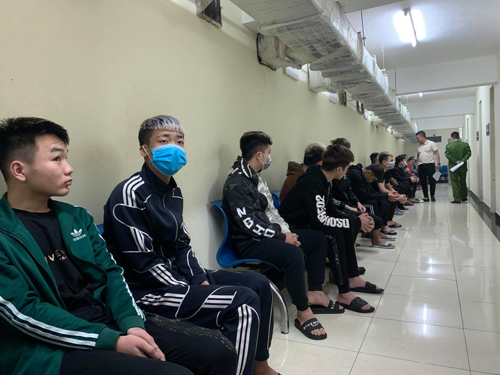 Khởi tố 17 thanh thiếu niên chém nhầm người đi đường ở Hà Nội - 1