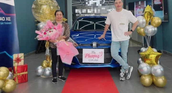 Lê Dương Bảo Lâm tặng mẹ xế sang nhân ngày 8/3 - 1