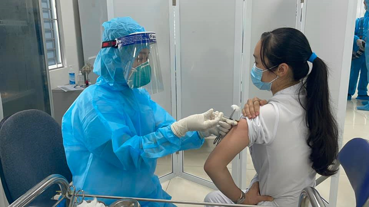 Ảnh: Những mũi tiêm vaccine COVID-19 đầu tiên ở Hà Nội và Hải Dương - 16