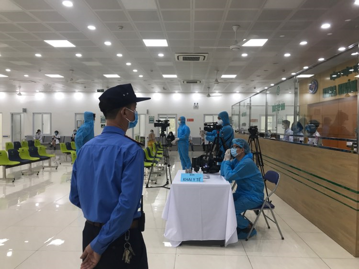 Ảnh: Những mũi tiêm vaccine COVID-19 đầu tiên ở Hà Nội và Hải Dương - 11