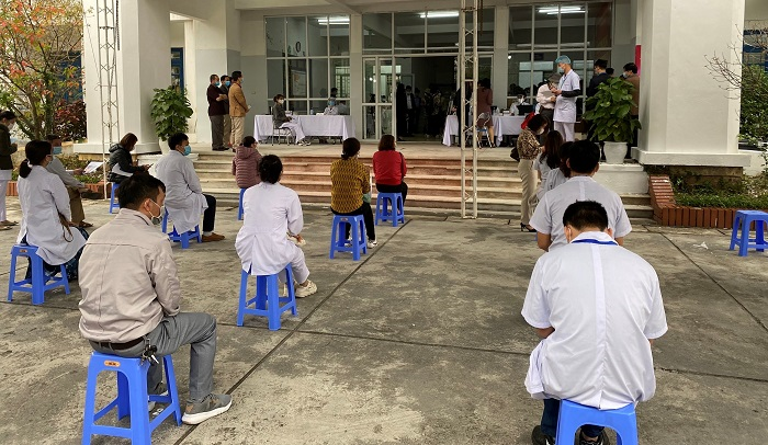 Ảnh: Những mũi tiêm vaccine COVID-19 đầu tiên ở Hà Nội và Hải Dương - 10