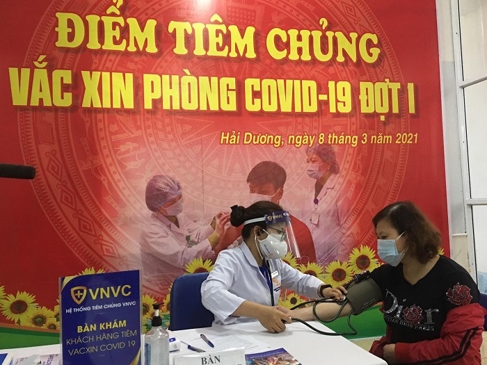 Ảnh: Những mũi tiêm vaccine COVID-19 đầu tiên ở Hà Nội và Hải Dương - 7