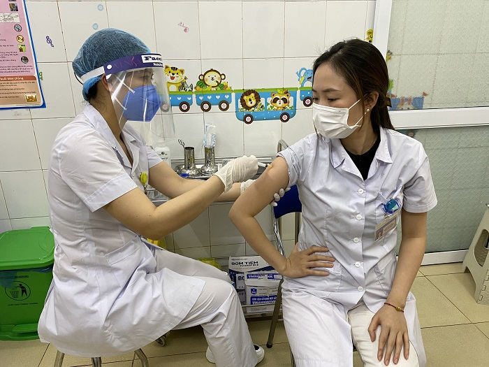 Ảnh: Những mũi tiêm vaccine COVID-19 đầu tiên ở Hà Nội và Hải Dương - 3