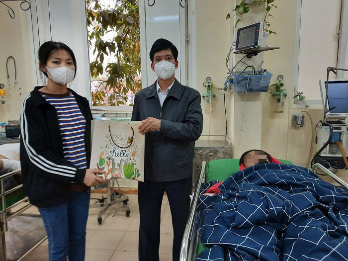 Bé gái 6 tuổi bị mẹ đánh đập, nhốt một mình trong phòng trọ ở Hải Dương - 1