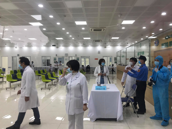 Vaccine COVID-19 về tới Bệnh viện Bệnh Nhiệt đới Trung ương, chuẩn bị tiêm - 6
