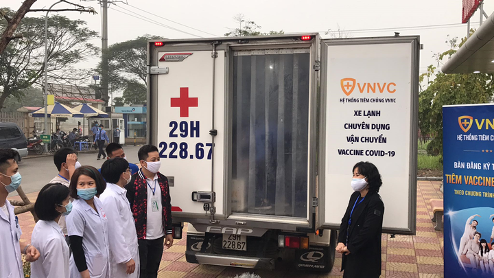 Vaccine COVID-19 về tới Bệnh viện Bệnh Nhiệt đới Trung ương, chuẩn bị tiêm - 1