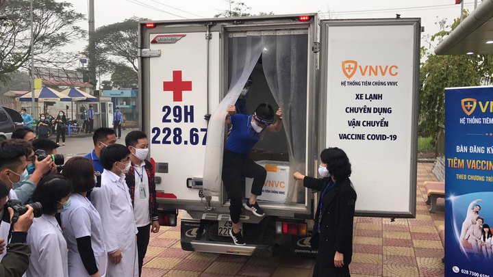 Vaccine COVID-19 về tới Bệnh viện Bệnh Nhiệt đới Trung ương, chuẩn bị tiêm - 2