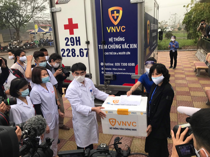 Vaccine COVID-19 về tới Bệnh viện Bệnh Nhiệt đới Trung ương, chuẩn bị tiêm - 4