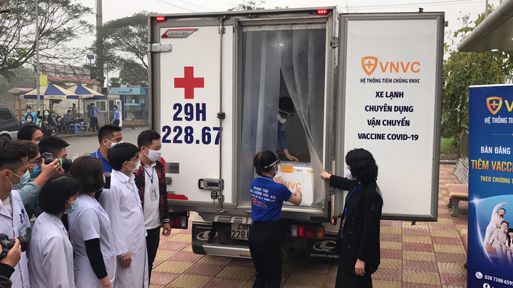 Vaccine COVID-19 về tới Bệnh viện Bệnh Nhiệt đới Trung ương, chuẩn bị tiêm - 3