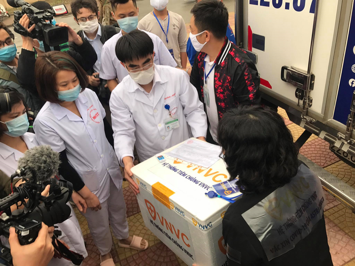 Vaccine COVID-19 về tới Bệnh viện Bệnh Nhiệt đới Trung ương, chuẩn bị tiêm - 5