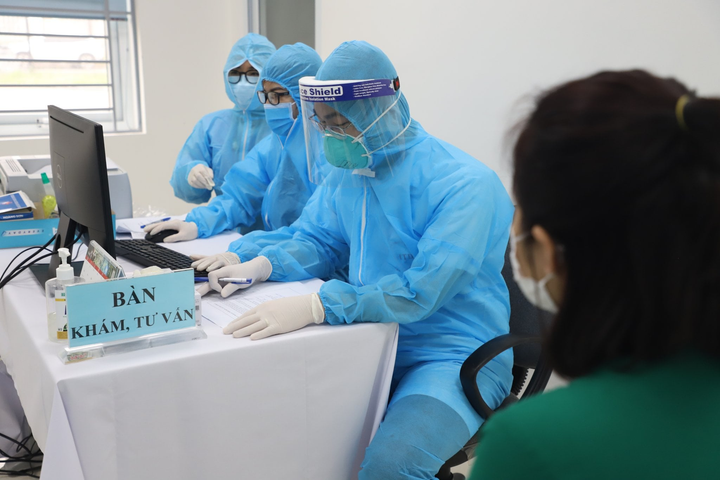 Một điều dưỡng ở Hà Nội sốt nhẹ sau khi tiêm vaccine COVID-19 - 1