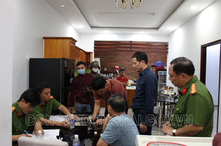 Bắt khẩn cấp cặp vợ chồng tiêu thụ xăng giả ở Đồng Nai - 1