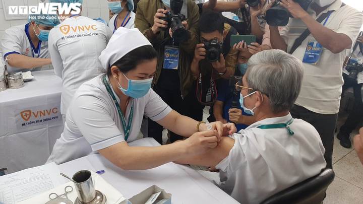 TP.HCM đề xuất mua thêm 5 triệu liều vaccine COVID-19 - 1