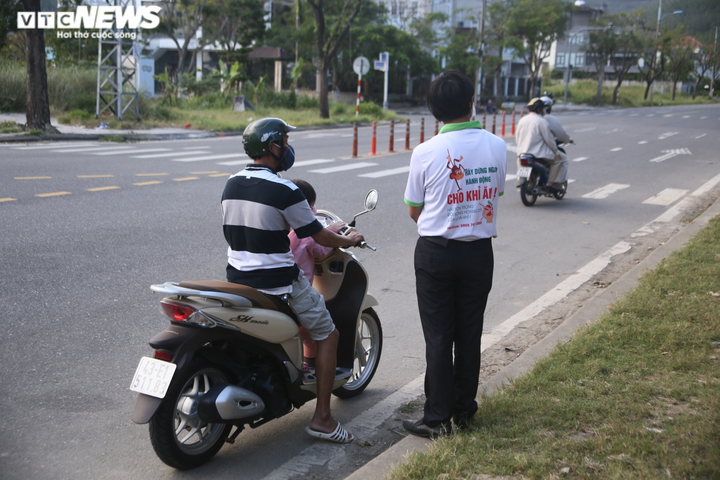 Đàn khỉ trăm con tràn xuống đường xin ăn, Đà Nẵng cử người ngăn chặn - 5