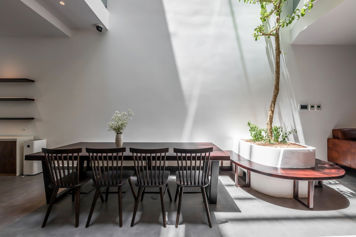 Nhà phố ngập tràn nắng gió nhờ bố trí giếng trời thông minh - 5