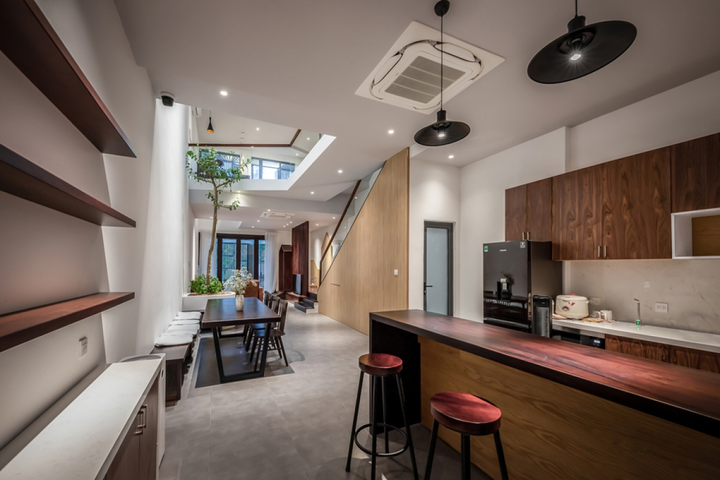 Nhà phố ngập tràn nắng gió nhờ bố trí giếng trời thông minh - 6