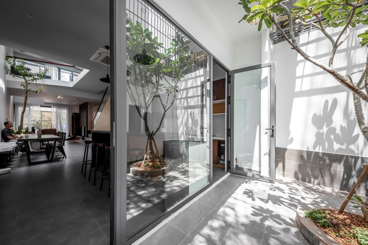 Nhà phố ngập tràn nắng gió nhờ bố trí giếng trời thông minh - 8
