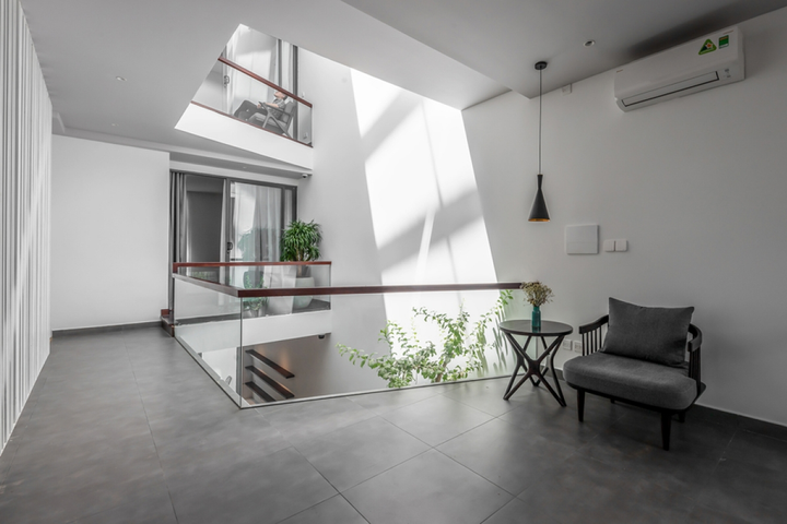 Nhà phố ngập tràn nắng gió nhờ bố trí giếng trời thông minh - 10