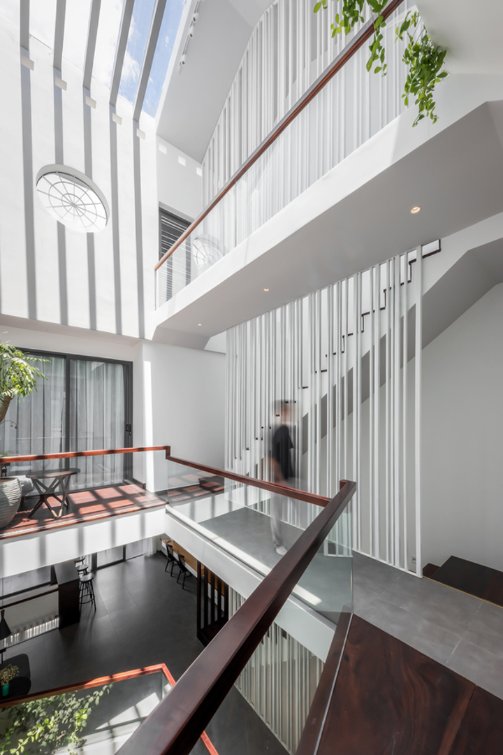 Nhà phố ngập tràn nắng gió nhờ bố trí giếng trời thông minh - 11