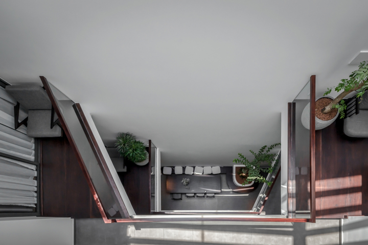 Nhà phố ngập tràn nắng gió nhờ bố trí giếng trời thông minh - 12